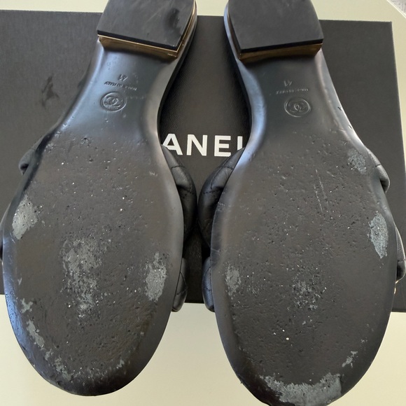 CHANEL Black Sandals with Gold and Pearl Accents - Picture 4 of 5
